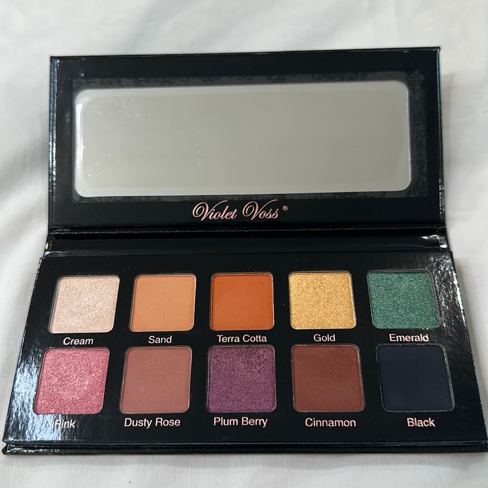 Essentials Eye Shadow Palette
Violet Voss Cosmetics